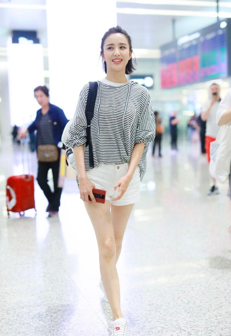 佟丽娅|佟丽娅不穿礼服,造型也很好看!这些休闲搭配像少女,时髦接地气