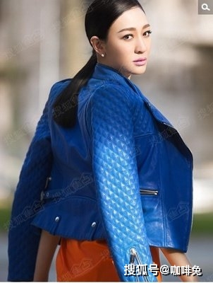 元素|70后女演员李小冉的高级搭配，撞色最拿手，纯色很仙气，魅力十足