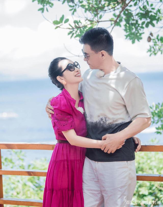 身姿|46岁秦海璐被宠成小公主，穿玫红长裙精致减龄，配人字拖还很美