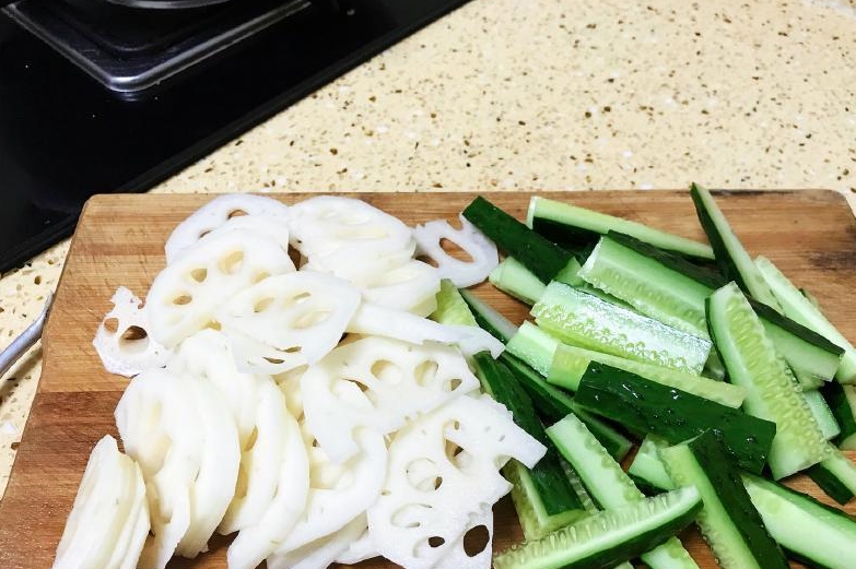 下锅|绝味干锅鸡爪三步完成，香味扑鼻，口口入味，一盘子不够吃