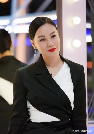 身材|过50岁的女人，尽量别穿卫衣+牛仔裤，学学邬君梅搭配，时髦极了