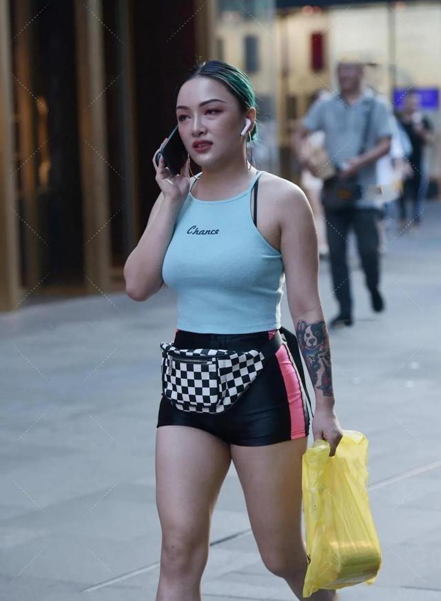 酷酷|三里屯的姑娘，穿搭简约，酷酷的穿搭也很好看