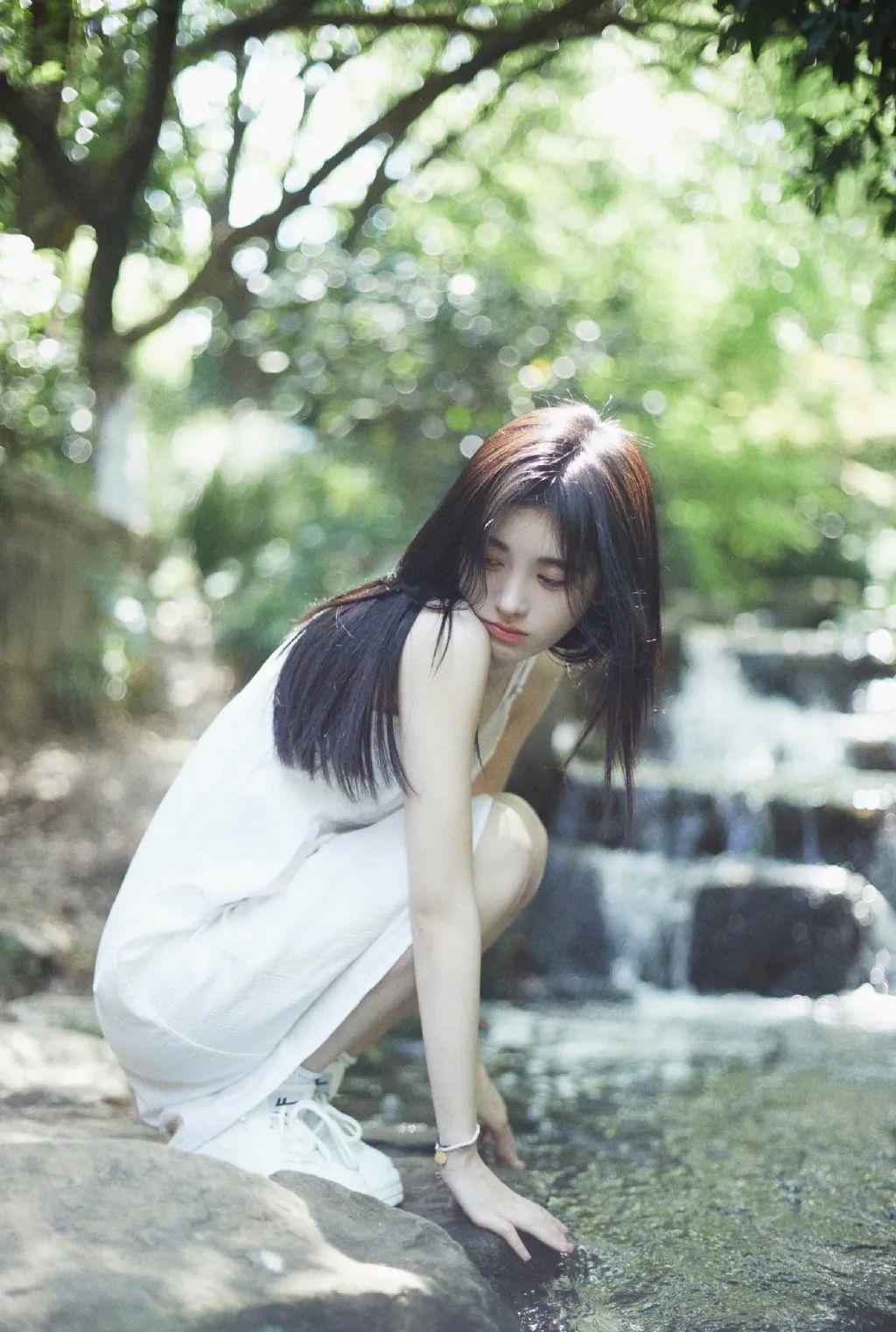 的比例|鞠婧祎为何总穿错？短上衣+高腰裤并不是小个子的最优选