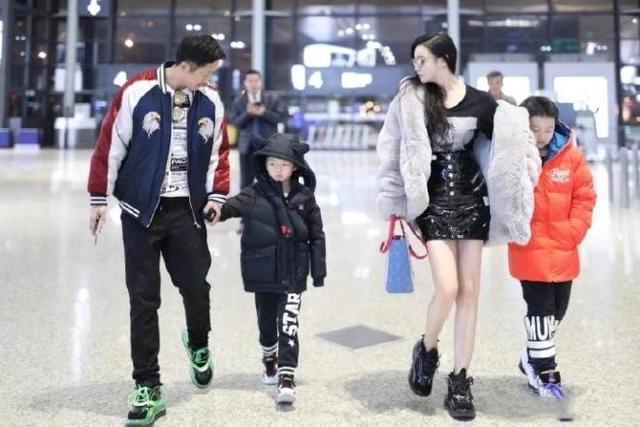 黑色|明星夫妻时尚穿搭，穿卫衣短裙秀长腿