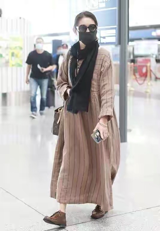 效果|倪萍踏实服老,穿灰色亚麻“奶奶裙”走机场,不扮嫩气质更高级