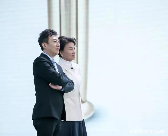 卫衣|过了50岁的女人,再懒也少穿卫衣+牛仔裤!瞧董明珠搭配,真贵气