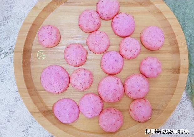 美食|两个蛋清，一勺奶粉，做出孩子爱吃的零食，入口即化，酥脆可口