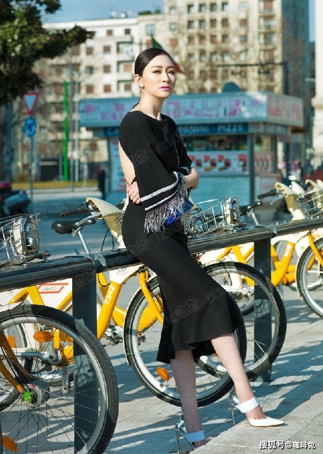 元素|70后女演员李小冉的高级搭配，撞色最拿手，纯色很仙气，魅力十足