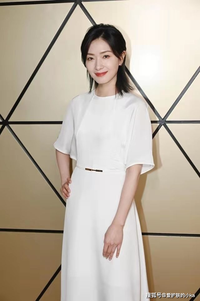 元素|万茜衣品从未让人失望，看似简单的小白裙，却满是心机，潮感够足
