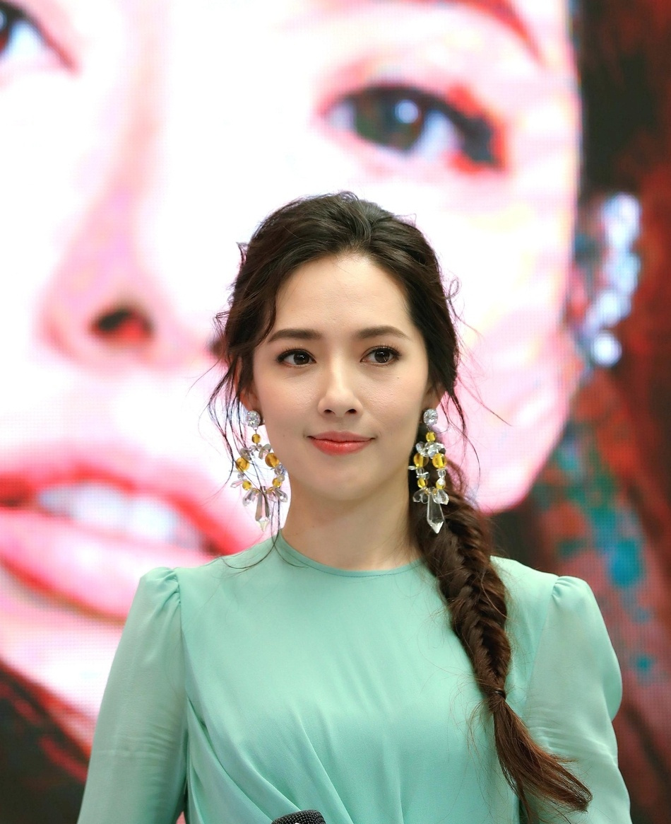 漂亮|郭碧婷定婚后美得真高调，鱼尾编发造型搭一袭薄荷绿连衣，美极了