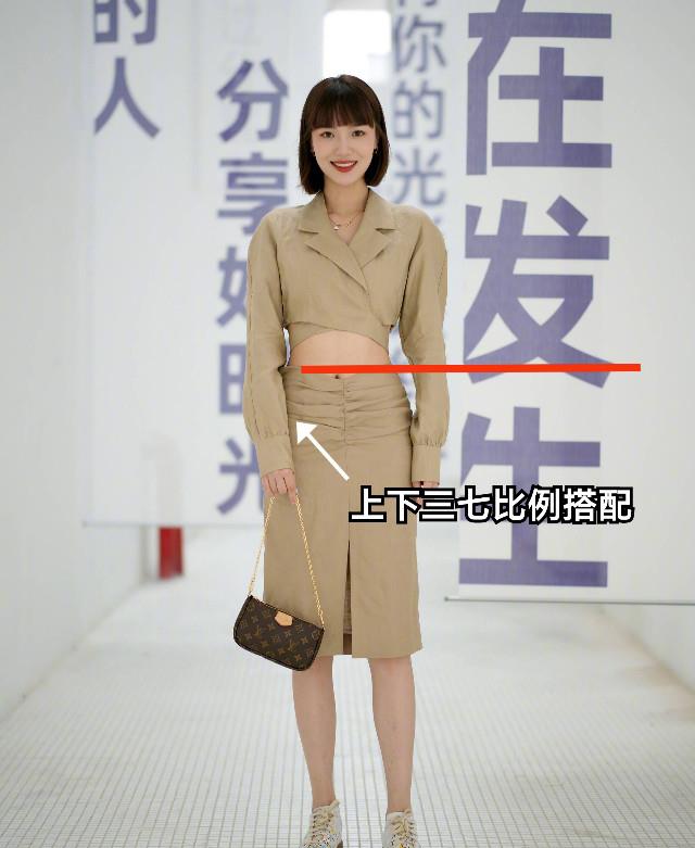 整体|今年火了一种穿法叫:上衣短了“大半截”,配半身裙,好洋气显高