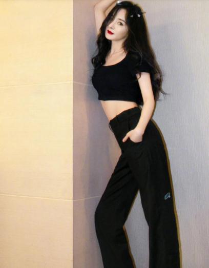 张萌|张萌在机场大秀身材,特意穿“小一号”T恤,说她是17岁也不过分