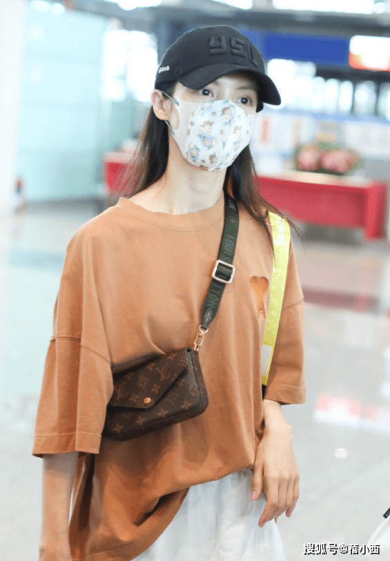 身材|金晨不愧是“舞蹈家”气质,纤细身材穿宽松T恤,比别人洋气不少