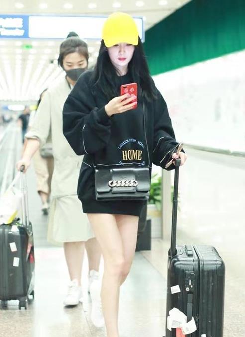 显得|杨幂真会扮少女,穿卫衣扮“下衣失踪”,大长腿让人挪不开眼