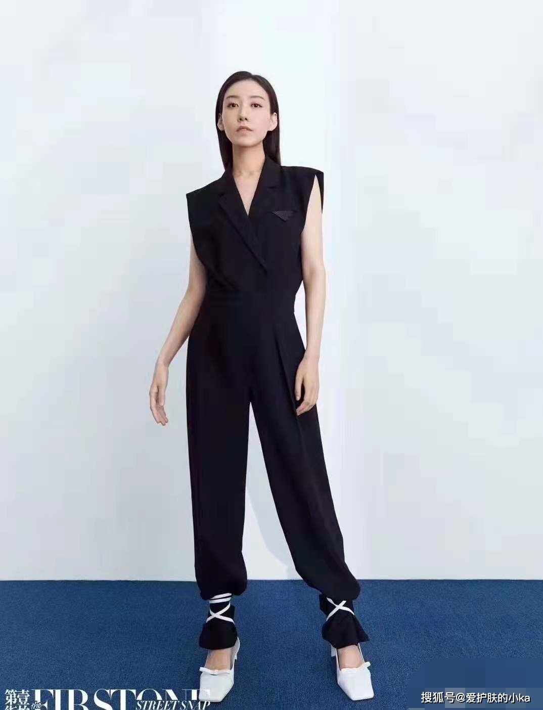 网格|高露凹造型很抢眼，穿摇滚裙配上网格上衣，38岁生图比例惊艳到了