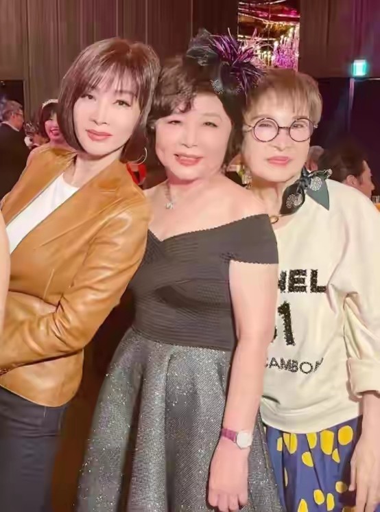 林心如|霍建华为丈母娘庆生！林母穿露肩裙成焦点，林心如穿V领衣太时髦