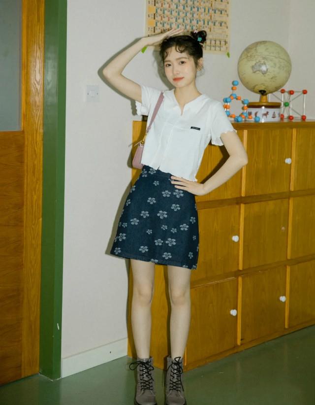 整体|今年火了一种穿法叫:上衣短了“大半截”,配半身裙,好洋气显高