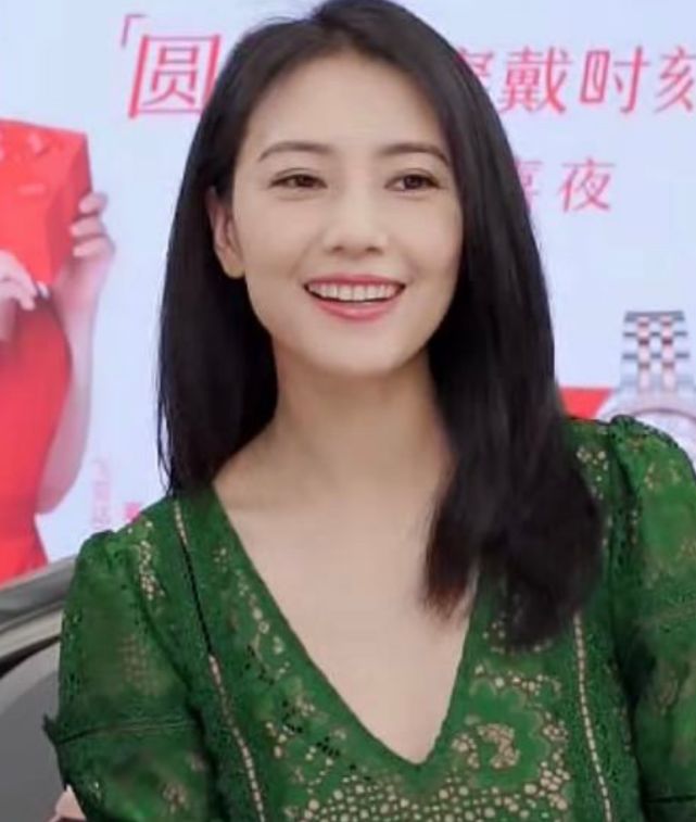 差距|女明星与网红的颜值差距有多大？看高圆圆与薇娅同框时，便知分晓