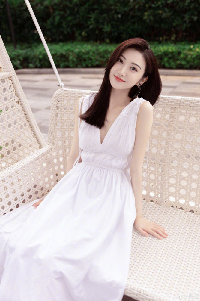 吊带|章泽天穿小白裙美到耀眼，都当妈妈了，打扮甜美还是那个奶茶妹妹