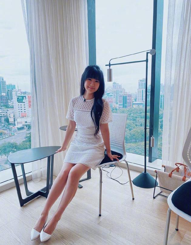 整体|福原爱真的好会穿，身材娇小穿A字裙可爱迷人，可惜粗腿太抢镜