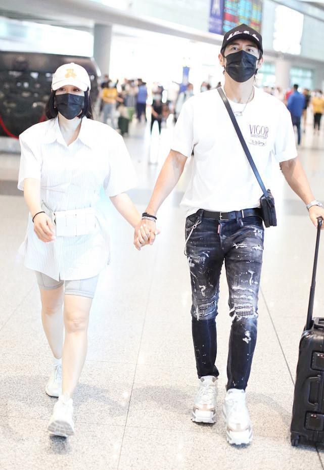 穿越|钟丽缇越穿越显嫩了，和小11岁老公手牵手，衣服造型CP感满满