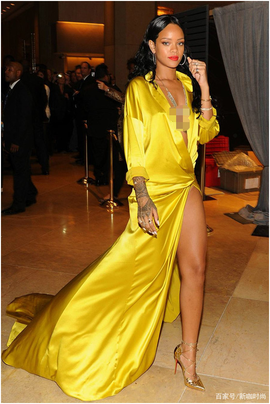 带着|蕾哈娜这身霸气！超大耳环美的真嚣张