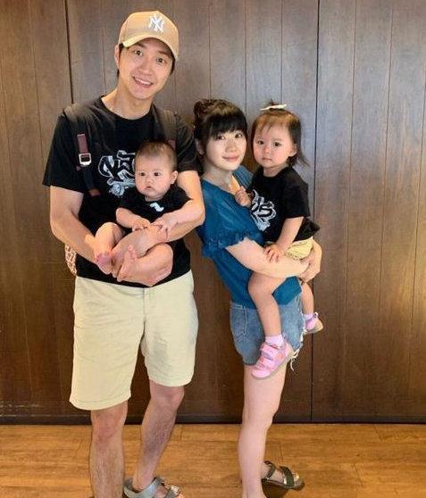 整体|福原爱真的好会穿，身材娇小穿A字裙可爱迷人，可惜粗腿太抢镜