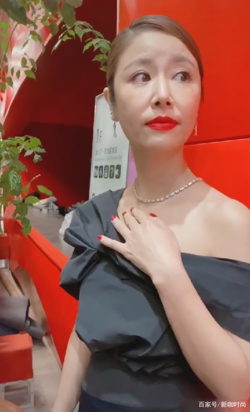 黑色|林心如生图曝光，穿黑色礼服身材纤细，奈何皱纹的脸太显龄