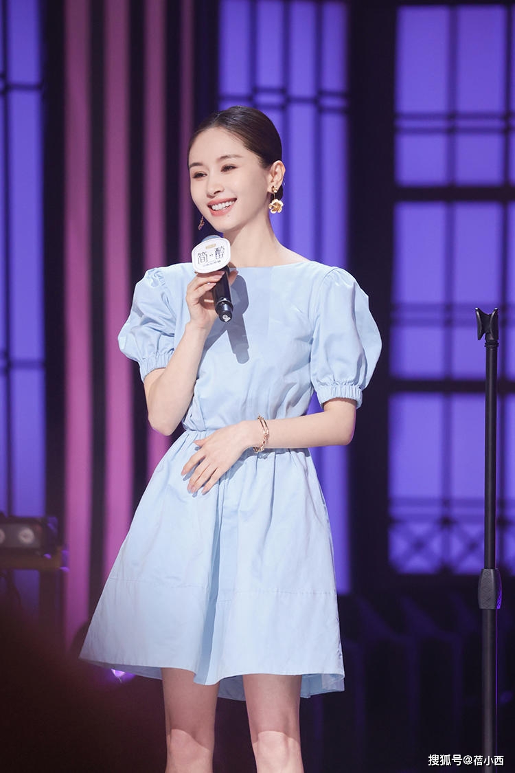 黑色|又被“王子文”的好衣品折服，穿衬衫把袖子绑个蝴蝶结，意外时髦