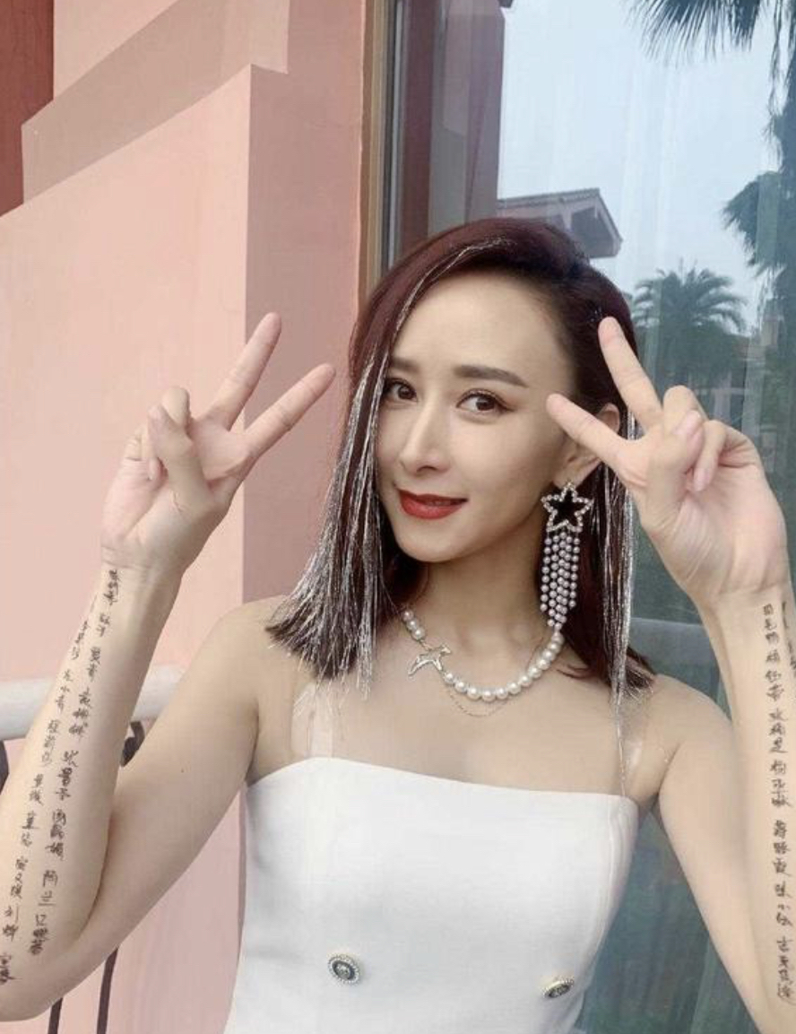 整体|阔太胡静终于洋气一回，挑染白发时髦减龄，穿抹胸裙女团身材抢镜