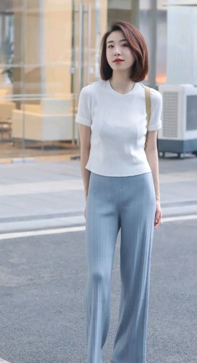 魅力|极简穿搭就是不一样，搭配起来毫不费力，精致温柔又有魅力