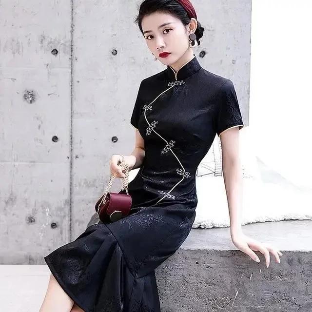 风情|穿旗袍的女人，总让人忍不住多看两眼！