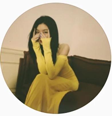 好友|15岁李嫣出落得越来越美啦!穿白裙参加好友毕业会,大抢朋友风头