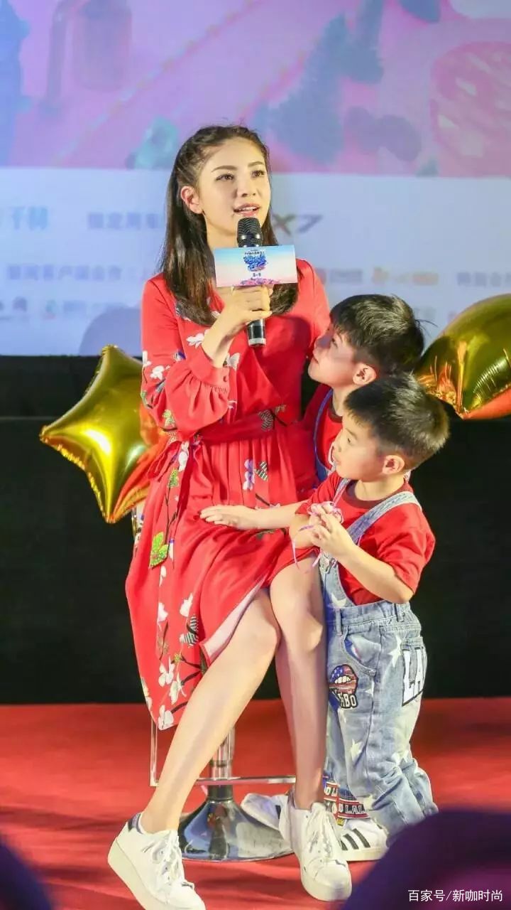 舞台|44岁胡可素颜现身，粉色穿搭暴露少女心，五五分身材尴尬了
