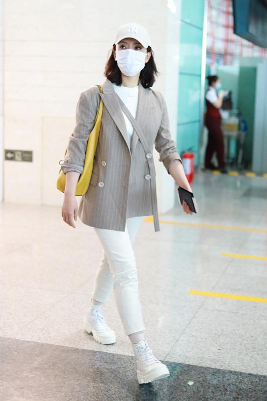 &quot|跟着＂气质美女＂陈数学穿搭，身穿白T日常休闲，还有很强的舒适感