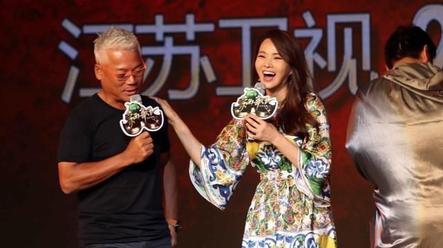 服装|别看伊能静和巫启贤就差5岁，看着却像“父女俩”，伊能静太嫩了