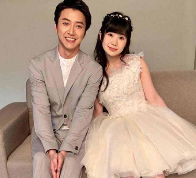 整体|福原爱真的好会穿，身材娇小穿A字裙可爱迷人，可惜粗腿太抢镜