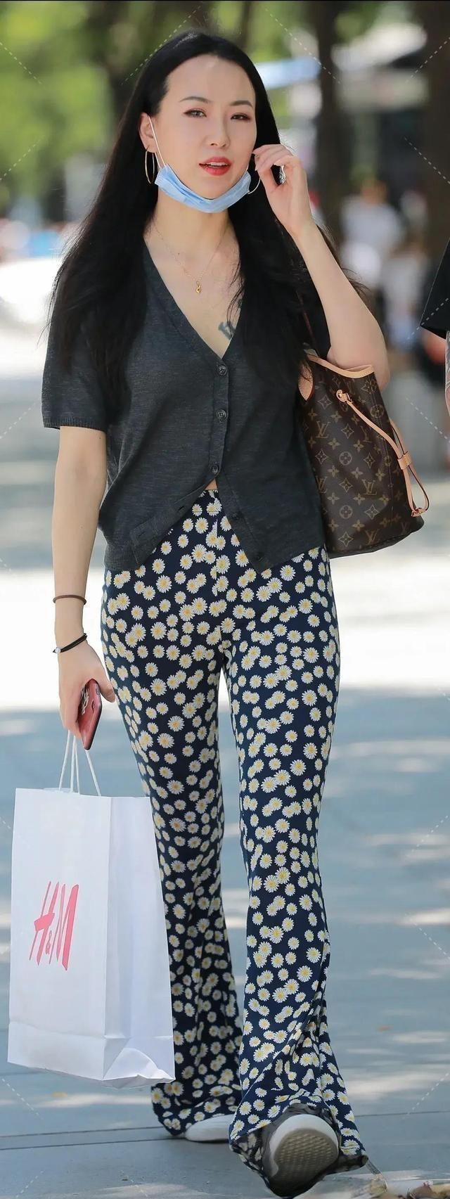 身材|衣着时髦，柔软的毛衣和打底裤，优雅不失气质