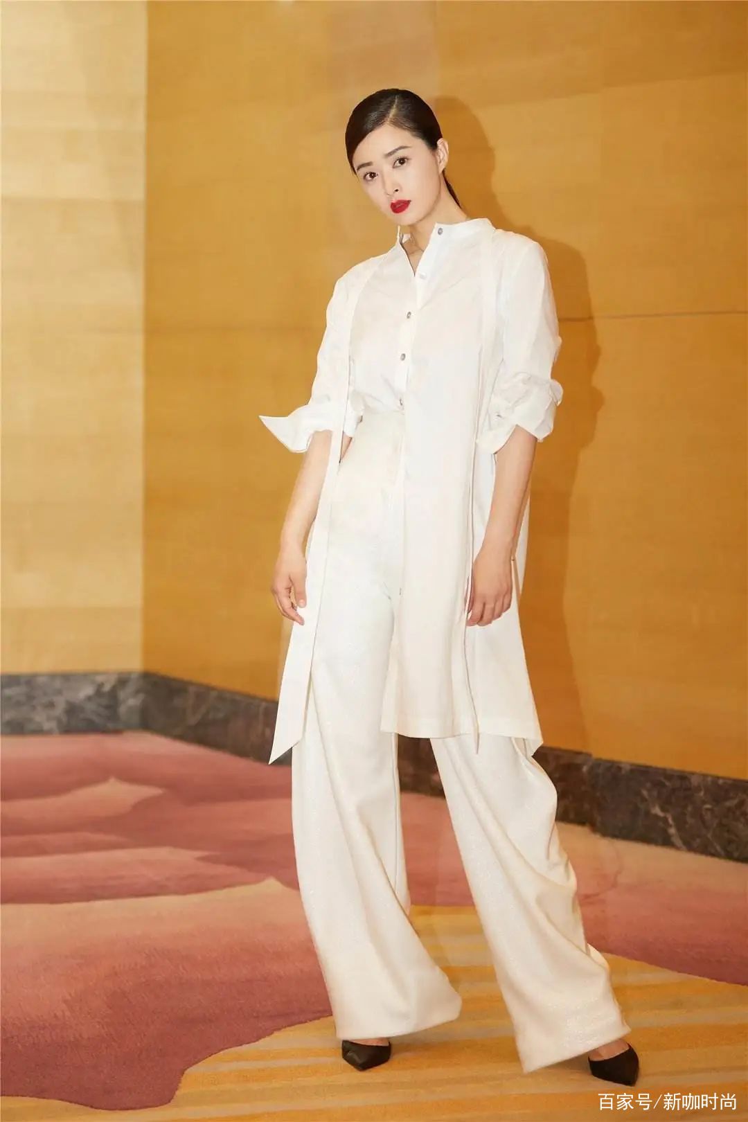 黑色|蒋欣瘦下来更美，一身黑色衬衫裙露白皙美腿，这鞋就看不懂了