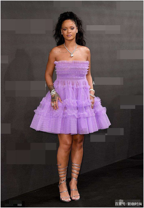 带着|蕾哈娜这身霸气！超大耳环美的真嚣张