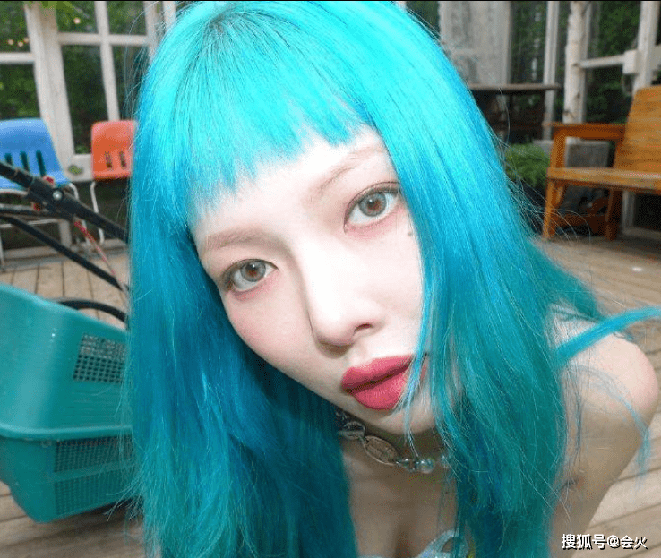 特色|泫雅晒个人照，银色抹胸性感妩媚，染海蓝色头发皮肤白到发光