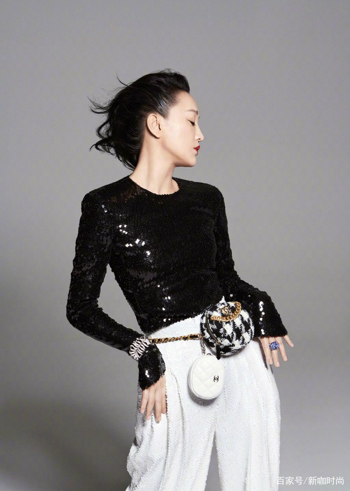 发型|剪短发的周迅才是颜值杀器,分别搭红白黑上阵,44岁阿姨秒变少女