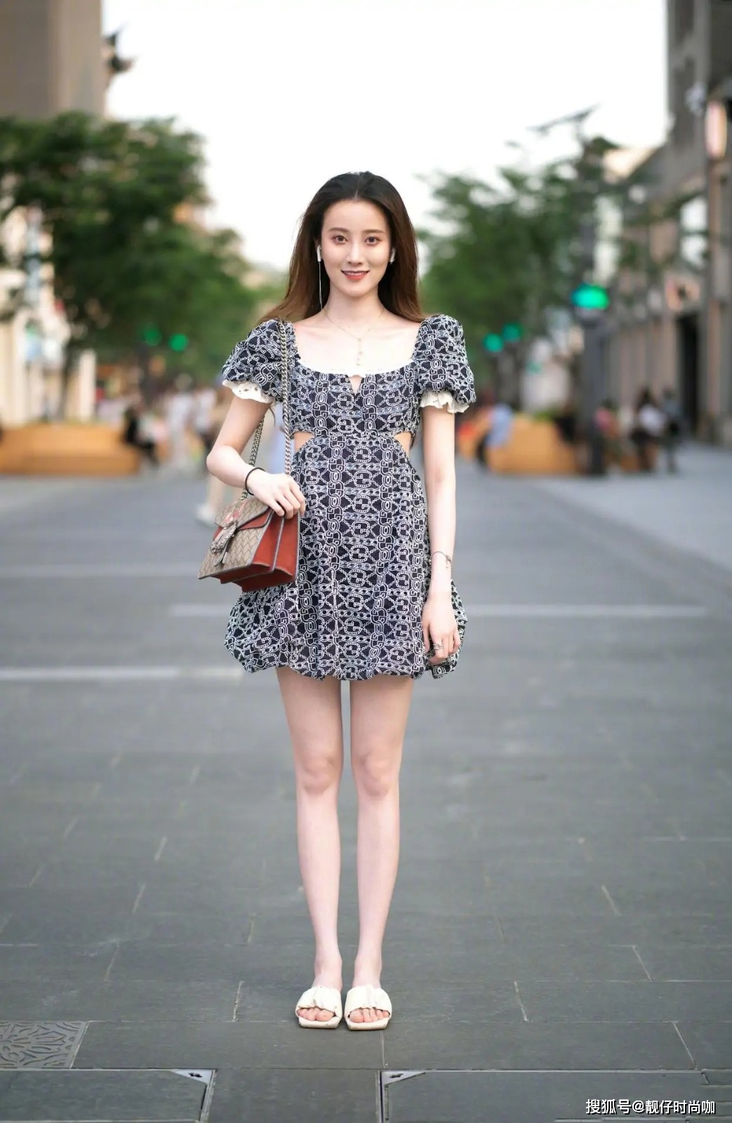 女生|夏天必备连衣裙，小清新女生怎样穿才养眼？这3个方案时髦又可爱