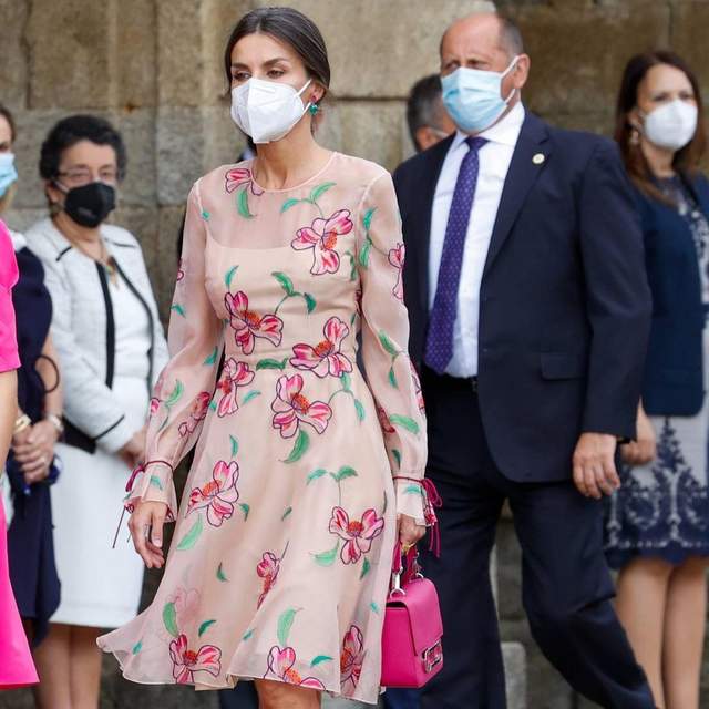 公主|西班牙俩公主齐翻车，姐姐穿芭比粉裙好廉价，妹妹外八走姿似女王