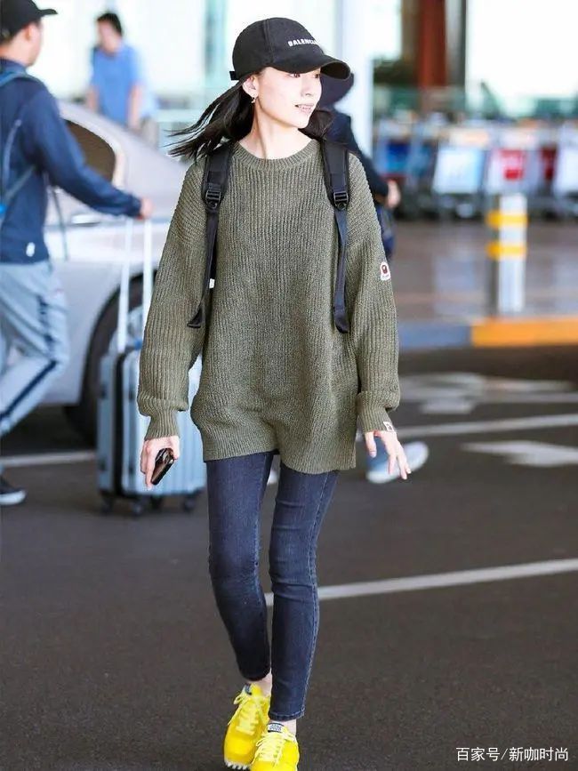 身材|董洁真有40岁？穿堆堆领毛衣还搭破洞裤，潮流时尚像个小姑娘