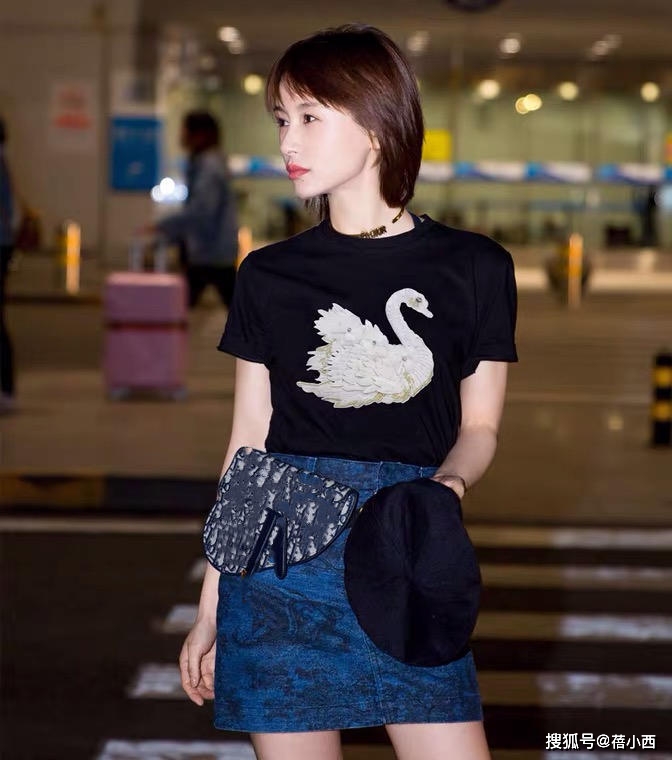 黑色|又被“王子文”的好衣品折服，穿衬衫把袖子绑个蝴蝶结，意外时髦