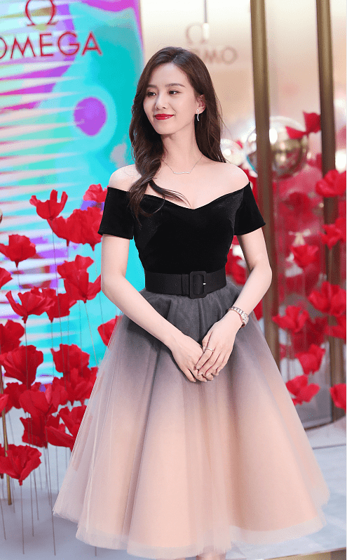 上半身|刘诗诗的身材颜值都太抗打,怼脸拍都没什么皱纹,穿丝绒裙太美了