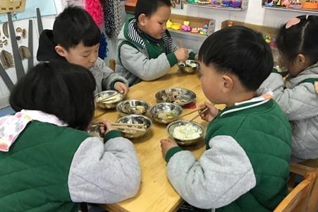 幼儿园|孩子在园一顿吃两碗，回家半口都不愿吃？妈妈看到伙食照片很纳闷