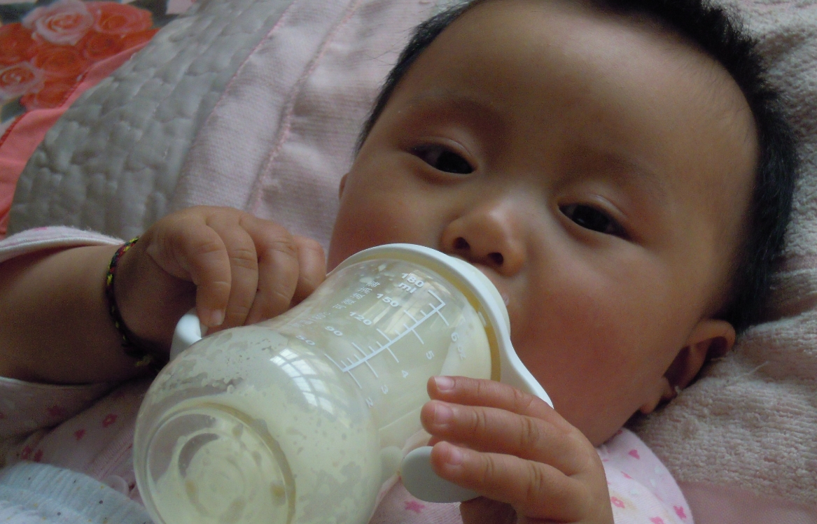 母乳不足奶粉来凑 如何进行科学混合喂养 宝妈需要了解两种方法 产后 萌宝妈亲子网