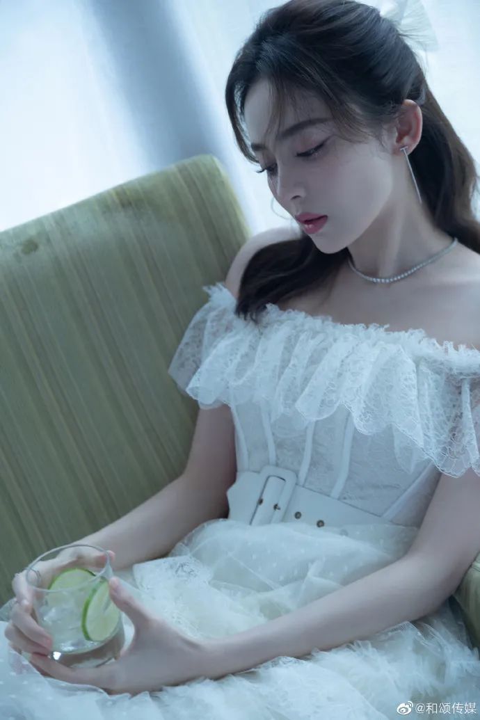 当红|古力娜扎抹胸白裙写真甜美!白嫩大美腿太性感撩人